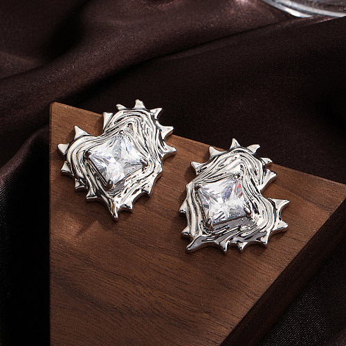 1 par de brincos de orelha banhados a prata, estilo simples, forma de coração, revestimento irregular, zircão de cobre