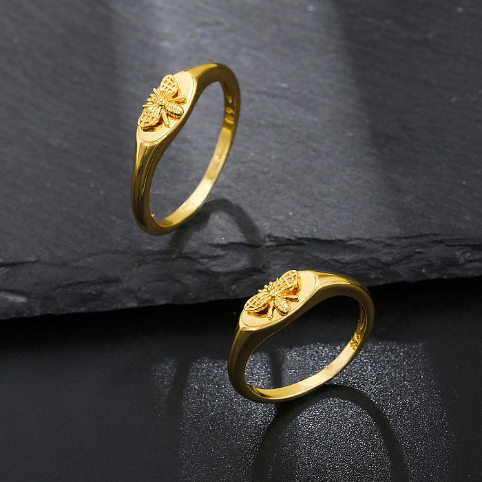 Elegantes anillos chapados en oro con revestimiento de cobre y abeja