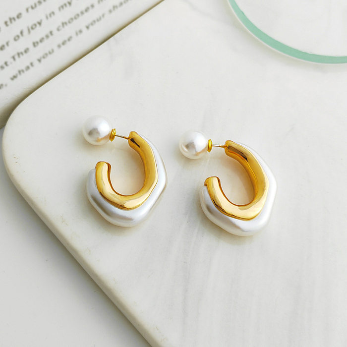 1 Paar modische Ohrstecker mit geometrischer Verkupferung und künstlichen Perlen