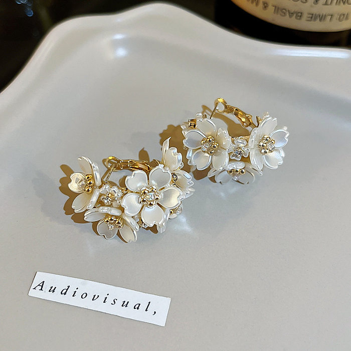 Pendientes con diamantes de imitación chapados en oro y cobre con flor Glam, 1 par