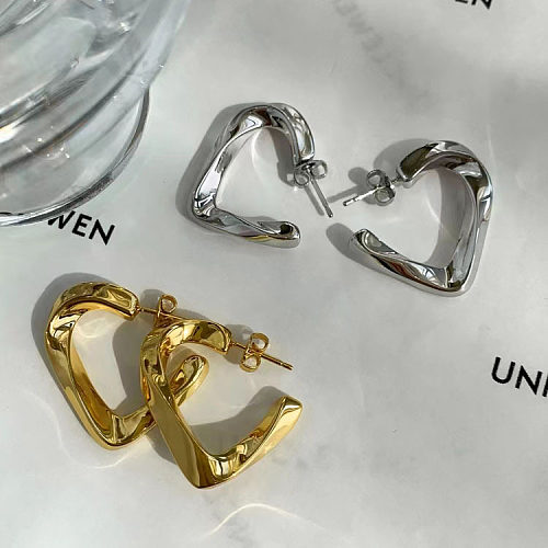 زوج واحد من أقراط دائرية من النحاس المطلي بالذهب عيار 1 قيراط على شكل قلب بتصميم بسيط ولون خالص