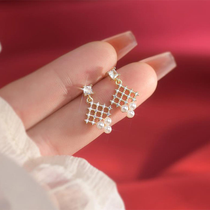 1 Pair Elegant Simple Style Rhombus Plating Hollow Out Inlay Copper Artificial Pearls Zircon 14K Gold Plated Drop Earrings