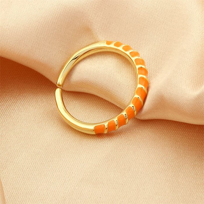 Süße, schlichte, gedrehte offene Ringe mit Kupfer-Email-Beschichtung und 18-Karat-Vergoldung