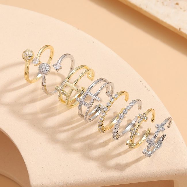 Eleganter, glänzender offener Ring mit Kreuzverkupferung und Zirkoneinlage, 14 Karat vergoldet