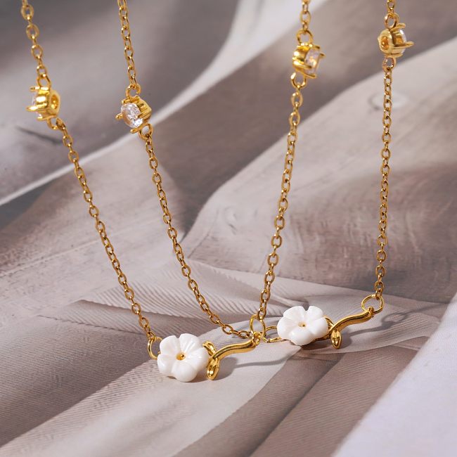 Vergoldete Halskette mit Blumenverkupferung und Inlay aus Zirkon im Feenstil