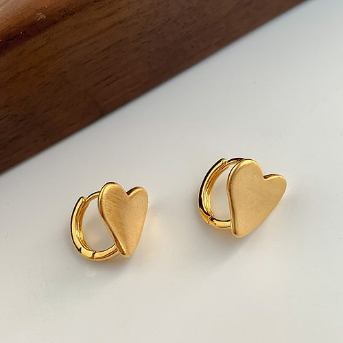 1 par de brincos de cobre revestidos em forma de coração estilo simples e doce