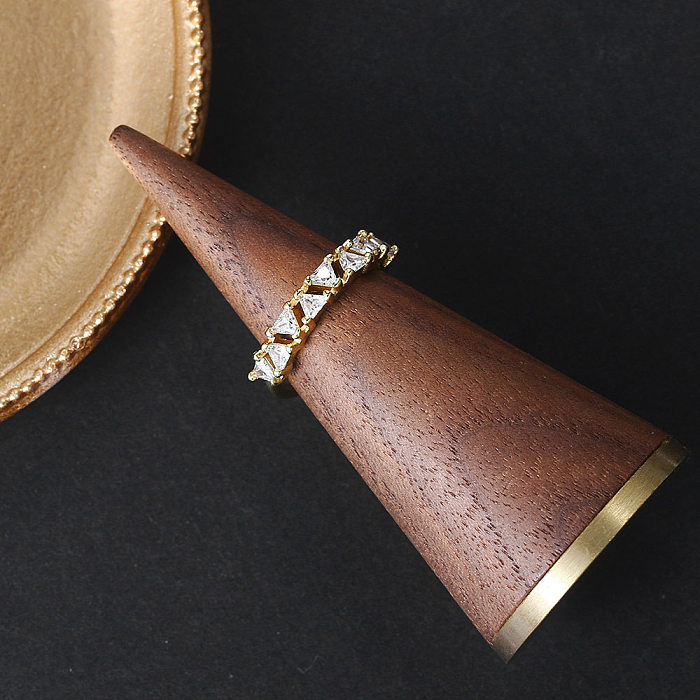 Elegante dreieckige Kupfer-Inlay-Zirkon-Ringe