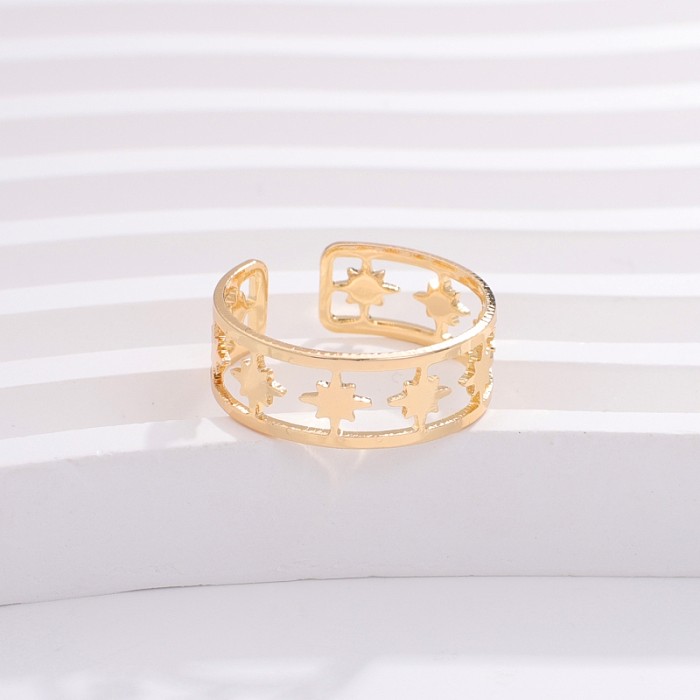 Le placage en cuivre irrégulier de style simple creuse les anneaux ouverts plaqués or