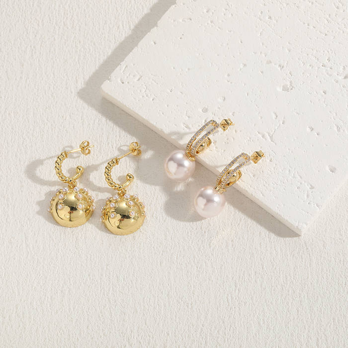 Pendientes colgantes chapados en oro de 1K con incrustaciones de perlas artificiales, elegantes y lujosos, con forma de Reina C, chapado en cobre, 14 par