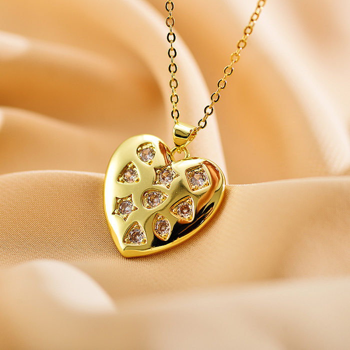 قلادة على شكل قلب مربعة الشكل بتصميم بسيط مصنوعة من التيتانيوم الصلب والنحاس ومرصعة بالزركون ومطلية بالذهب