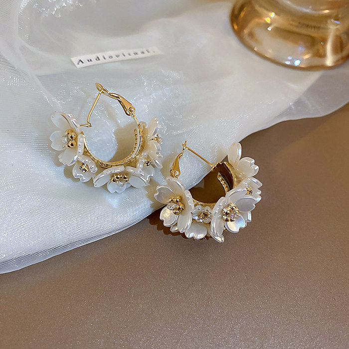 Pendientes con diamantes de imitación chapados en oro y cobre con flor Glam, 1 par
