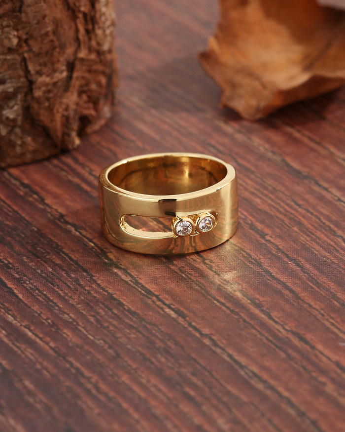 O chapeamento de cobre redondo do estilo simples escava anéis largos banhados a ouro do zircão 18K do embutimento