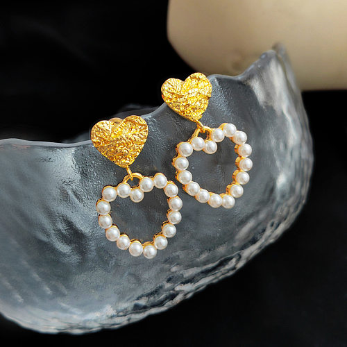 1 par de pendientes colgantes de perlas artificiales chapados en cobre con forma de corazón dulce