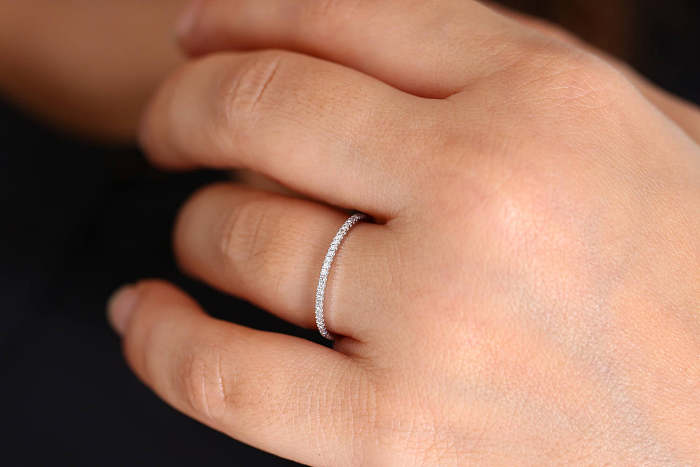 Elegantes anillos redondos de diamantes artificiales con incrustaciones de latón