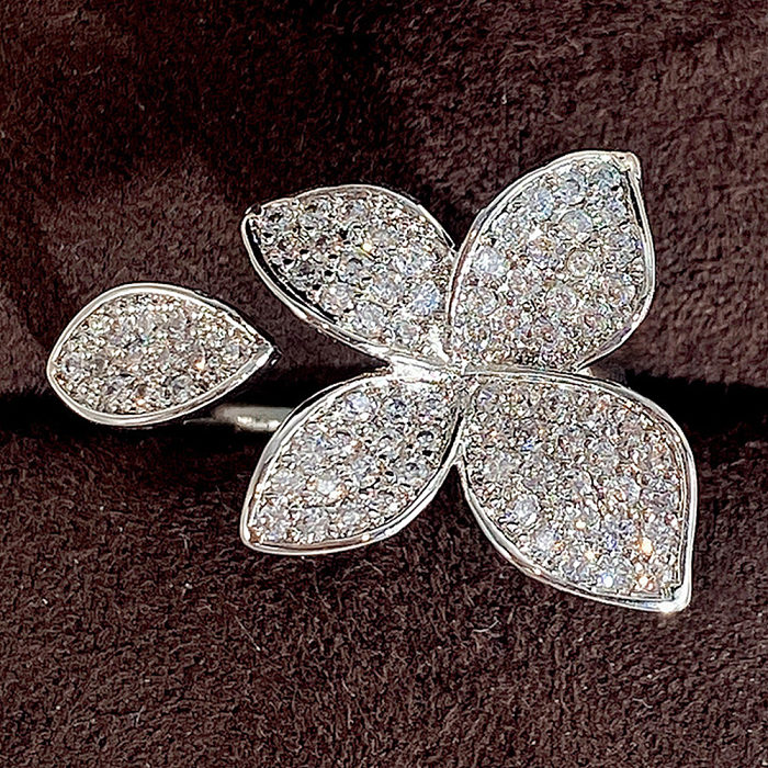 Offener Ring im Feenstil mit eleganter Blume, Kupfereinlage und Zirkon