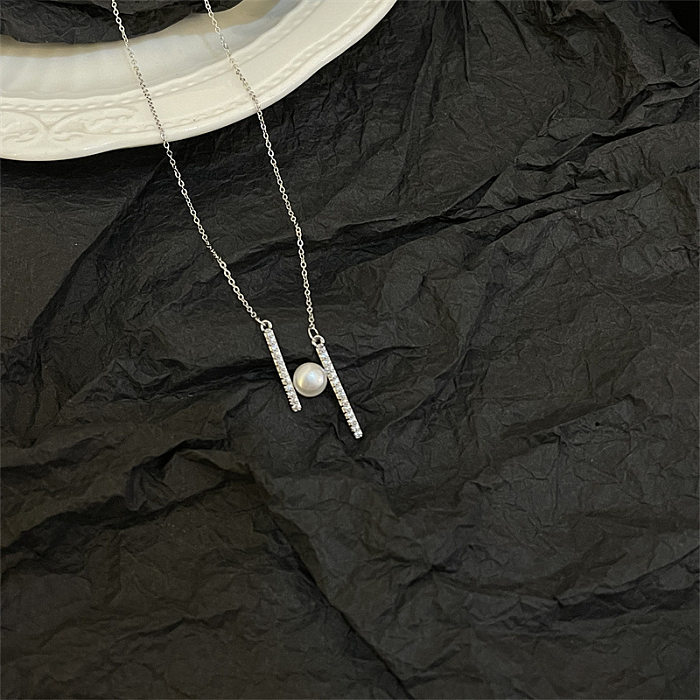 Einfache Halskette mit geometrischem Kupfer-Inlay, künstlichen Perlen und Strasssteinen