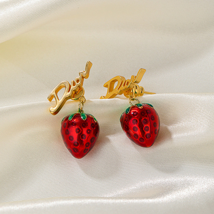 1 paire de clous d'oreilles en résine et cuivre plaqué or 18 carats avec lettres douces et fraises