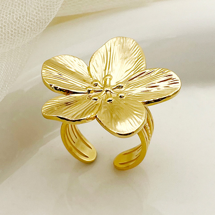 Anel aberto folheado a ouro de aço inoxidável da flor do estilo do vintage no volume