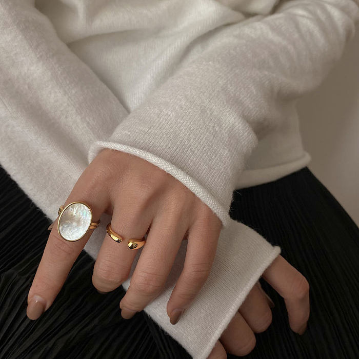 O novo anel oval de concha aberta feminino nicho design moda leve anel de cobre de luxo