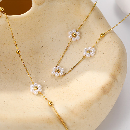 Collar de pulseras chapado en oro de 14 quilates con incrustaciones de perlas de agua dulce y chapado en acero inoxidable con flor dulce