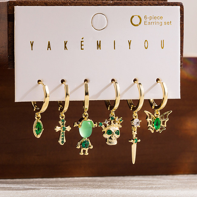 Pendientes colgantes chapados en oro de 14 quilates con incrustaciones de cadena de esmalte de cobre y calavera de murciélago de telaraña divertida