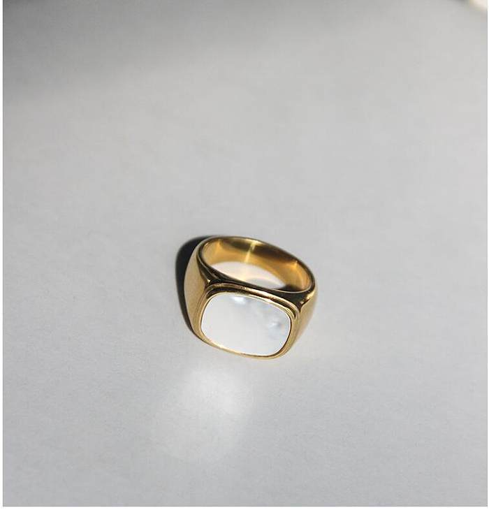 Venta al por mayor joyería de anillo de acero de titanio con concha plana dorada Simple