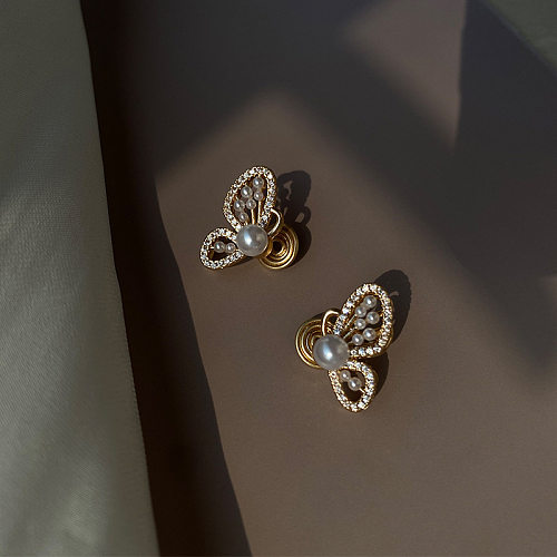 1 Paar elegante Ohrclips mit Schmetterlingsbeschichtung, Inlay aus Messing, künstlichen Perlen, künstlichem Diamant und 14 Karat vergoldet