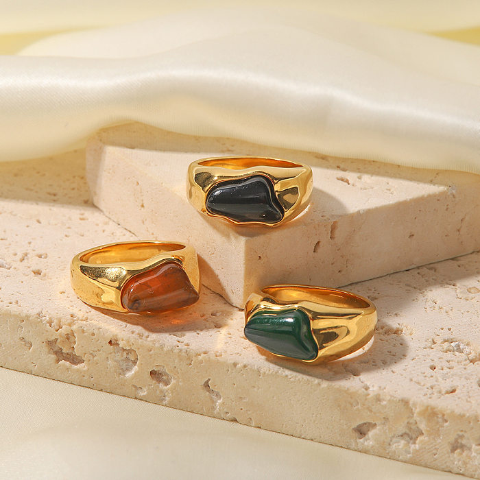 Elegantes anillos geométricos de piedra natural con incrustaciones de acero inoxidable