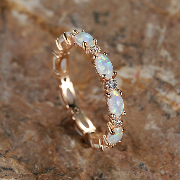 Anneaux de Zircon opale incrustés de cuivre de cercle de style classique