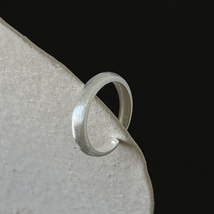 Offener Ring im IG-Stil mit geometrischer Verkupferung und Inlay aus künstlichen Edelsteinen