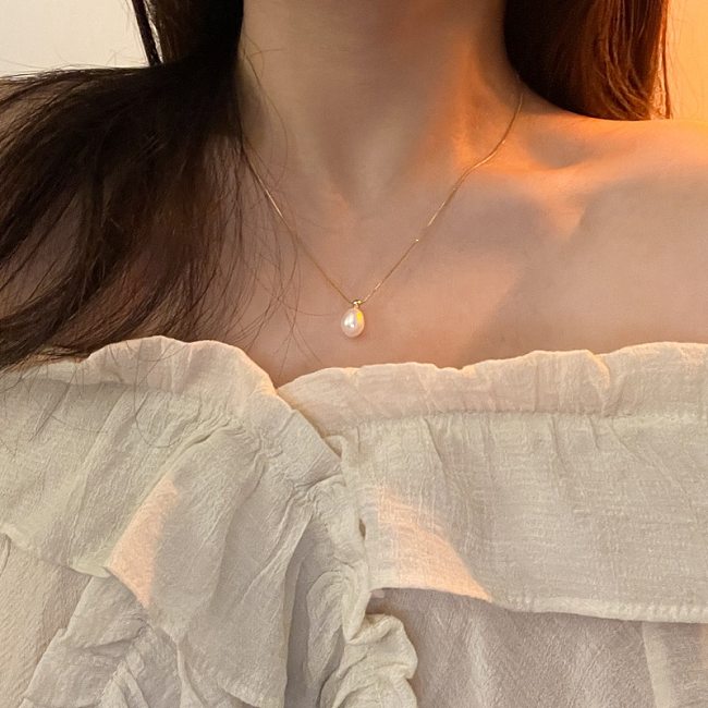Elegante, schlichte, ovale, mit 18 Karat vergoldete Perle mit Intarsienverkupferung versehene Halskette mit Anhänger
