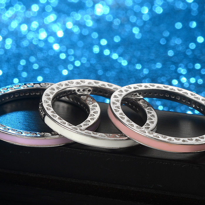 Schlichter Stil, runde Ringe aus weißem Kupfer mit künstlichen Edelsteinen