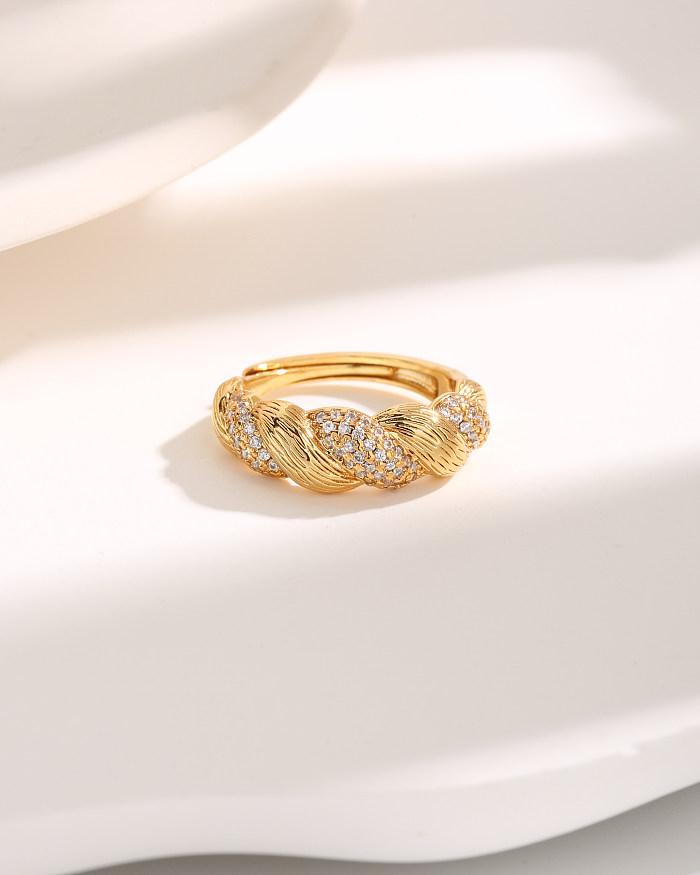 Retro-einfacher Stil, glänzende Twist-Kupferbeschichtung, Inlay aus Zirkon, 18 Karat vergoldete Ringe