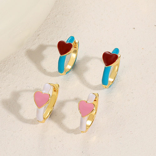 1 par de clips para las orejas chapados en esmalte de cobre con forma de corazón a la moda