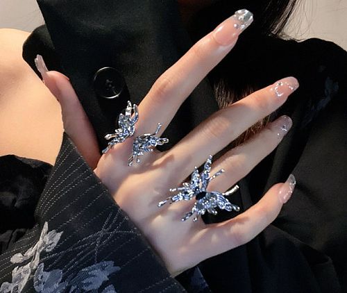 Offener Ring mit Schmetterlingsverkupferung und Inlay aus künstlichem Kristall im coolen Stil