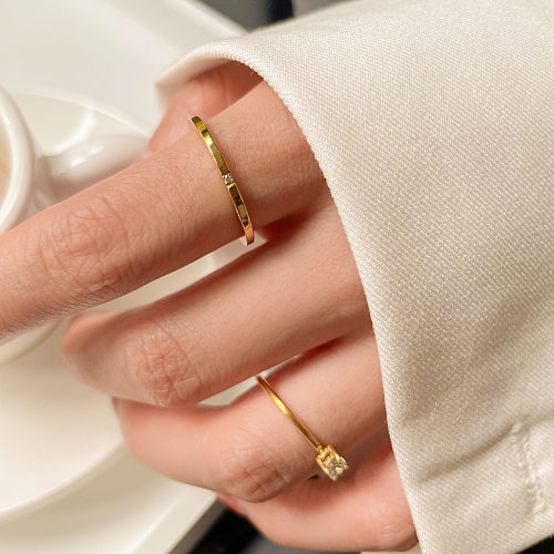 Anéis folheados a ouro 18K de pedras preciosas artificiais do embutimento geométrico do chapeamento de aço do titânio do estilo moderno