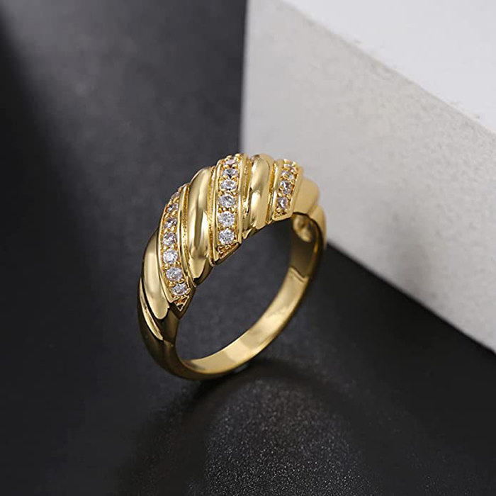 Anéis banhados a ouro do zircão do embutimento do chapeamento de bronze da cor sólida do estilo simples