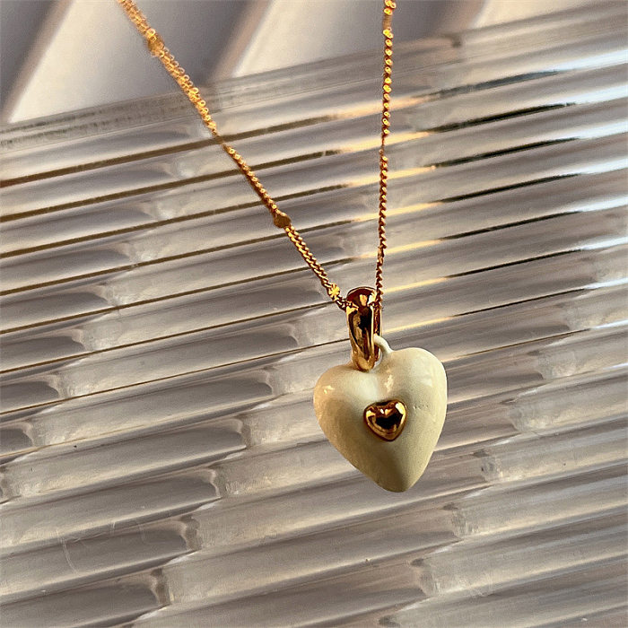 Collier pendentif en résine plaqué cuivre en forme de cœur à la mode