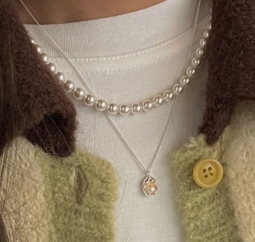 Collier pendentif en perles artificielles avec incrustation de cuivre géométrique de style moderne