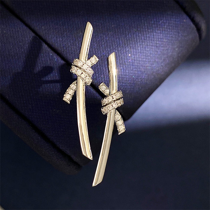 1 Paar schlichte Ohrstecker mit Knotenbeschichtung und Inlay aus Kupfer mit künstlichem Diamant