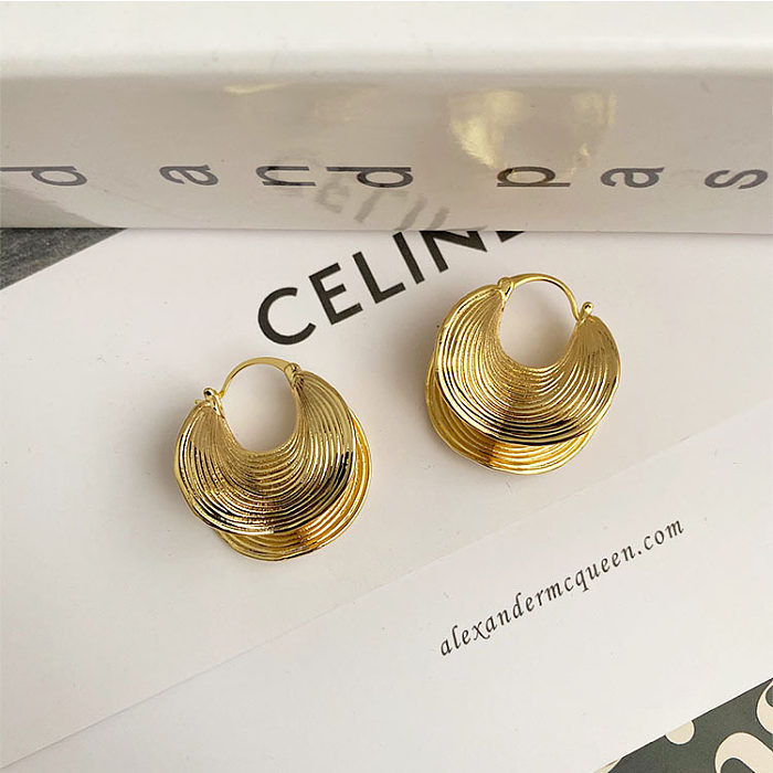1 Paar neuartige Ohrringe mit geometrischer, unregelmäßiger Beschichtung, plissiert, Kupfer, vergoldet