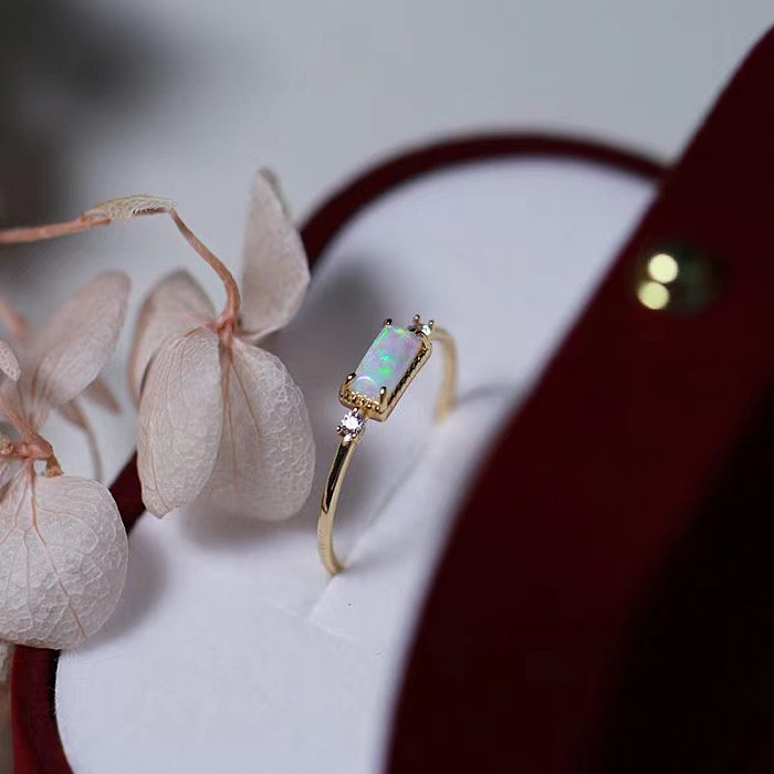 As pedras preciosas artificiais do embutimento quadrado básico do chapeamento de cobre abrem anéis
