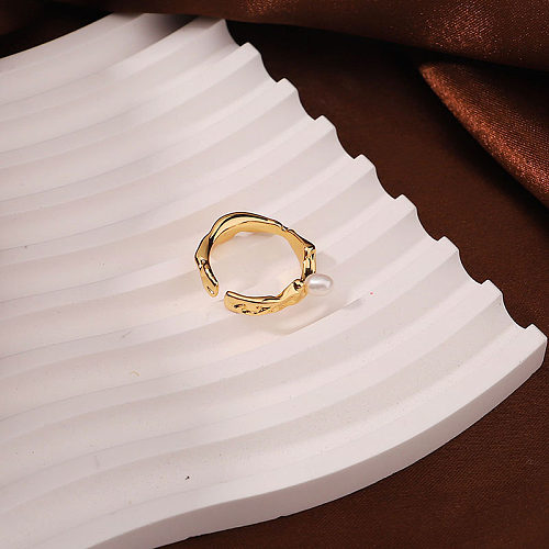 Retro-einfacher Stil, unregelmäßige Verkupferung, Inlay, künstliche Perlen, 18 Karat vergoldete offene Ringe