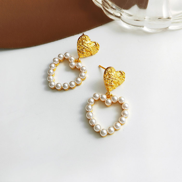 1 par de pendientes colgantes de perlas artificiales chapados en cobre con forma de corazón dulce
