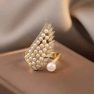 Elegante anillo abierto chapado en oro de 14 quilates con incrustaciones de cobre y perlas artificiales con alas exageradas