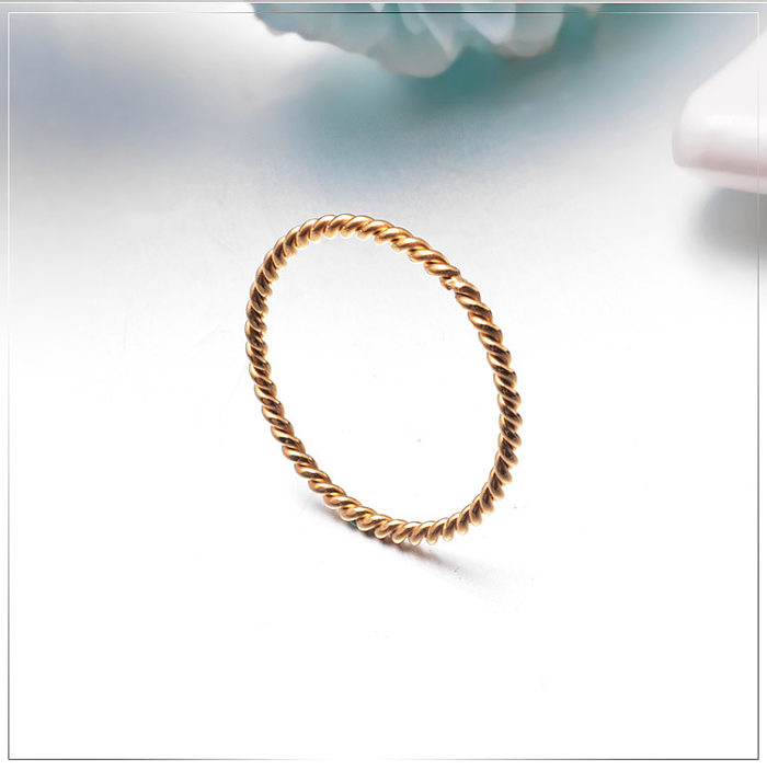 Anéis de aço de titânio com listra espiral de cor sólida estilo simples de 1 peça