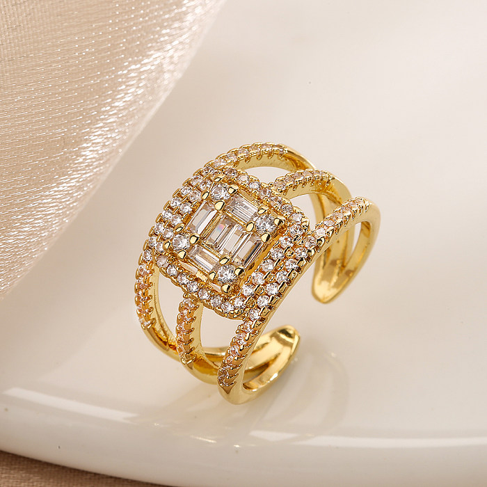 Offene Ringe im schlichten Pendelstil mit geometrischer Verkupferung und Inlay aus Zirkon und 18-karätigem Gold