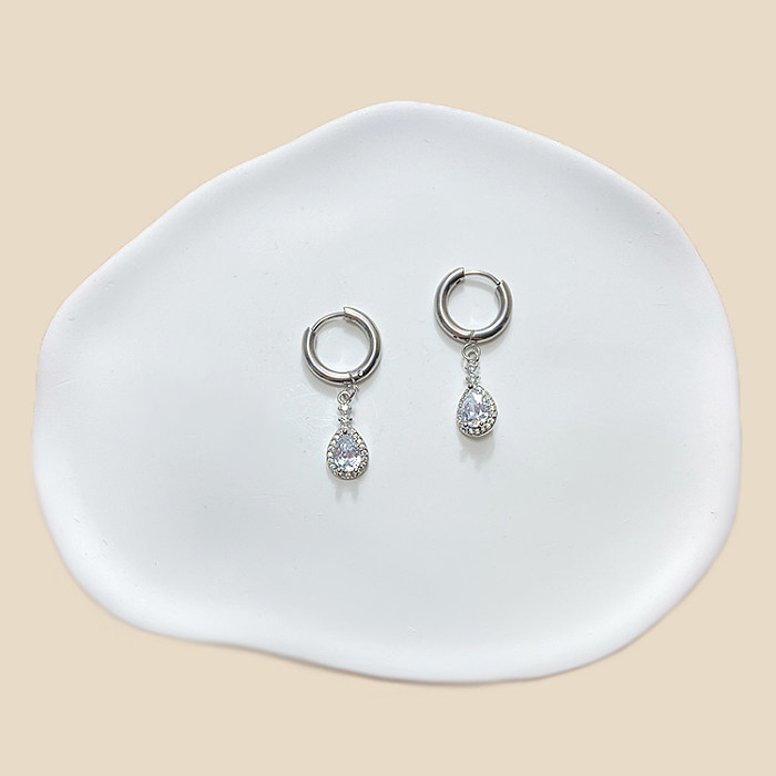 1 paire de boucles d'oreilles pendantes plaquées or blanc avec incrustation de placage de feuille d'érable de style simple en acier inoxydable et cuivre strass zircon plaqué or blanc