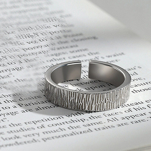 Einfache offene Ringe aus Kupfer mit Blumenmuster im modernen Stil
