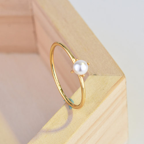 Anillos chapados en oro de perlas artificiales con incrustaciones de cobre geométrico de estilo simple elegante